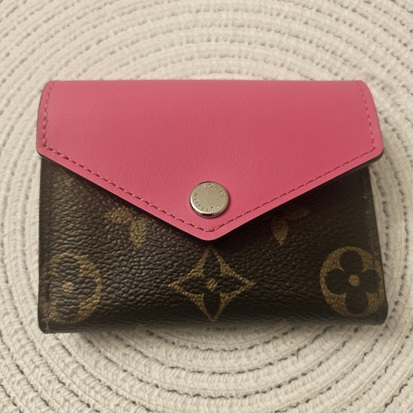 Louis Vuitton Zoe Wallet Monogram Canvas with Rare Bright Pink Flap – New, Full - Picture 1 of 10